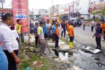 Wujud Kepedulian Lingkungan, Wali Kota Arlan Turun Tangan Bersihkan Drainase
