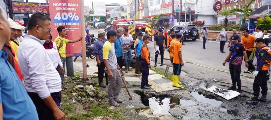 Wujud Kepedulian Lingkungan, Wali Kota Arlan Turun Tangan Bersihkan Drainase