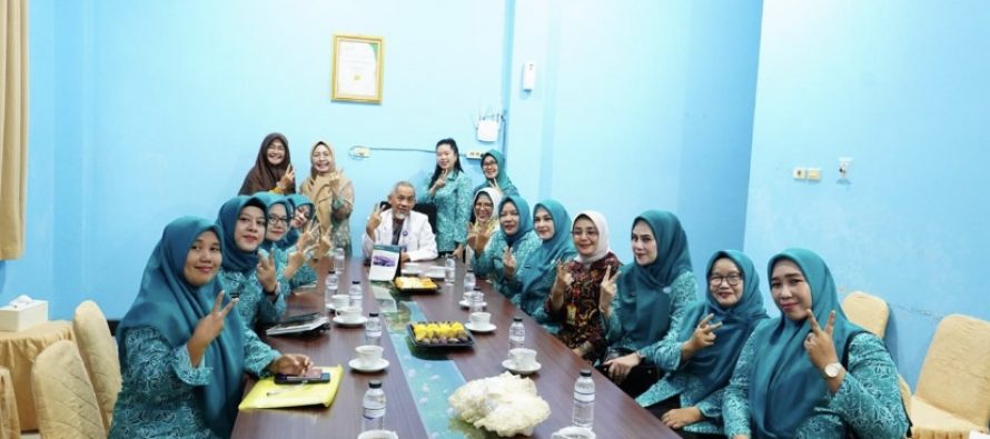 Ketua Tim Penggerak PKK Kota Prabumulih, Ibu Hj. Linda Apriana Arlan, didampingi oleh Staf Ahli TP PKK, Ibu Nuning Mulya Franky, melakukan peninjauan langsung terhadap pelaksanaan pelayanan Keluarga Berencana (KB) Metode Operasi Wanita (MOW) dan Metode Operasi Pria (MOP)