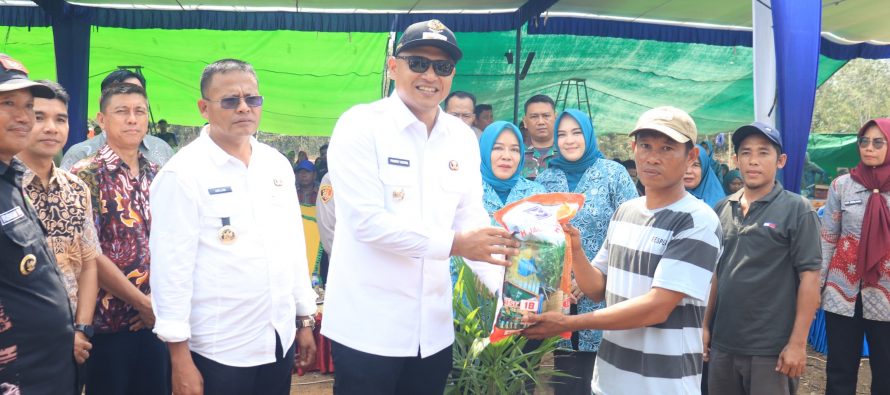 Launching Program Ketahanan Pangan Pemerintah Kota Prabumulih Tahun 2025 (Menanam Jagung) di Desa Rambang Senuling