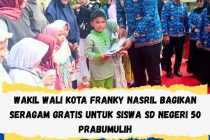 WAKIL WALI KOTA FRANKY NASRIL BAGIKAN SERAGAM GRATIS UNTUK SISWA SD NEGERI 50 PRABUMULIH