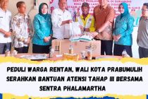 PEDULI WARGA RENTAN, WALI KOTA PRABUMULIH SERAHKAN BANTUAN ATENSI TAHAP III BERSAMA SENTRA PHALAMARTHA