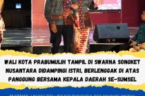 WALI KOTA PRABUMULIH TAMPIL DI SWARI SONGKET NUSANTARA DIDAMPINGI ISTRI, BERLENGGAK DI ATAS PANGGUNG BERSAMA KEPALA DAERAH SE-SUMSEL