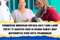 PEMBERIAN BINGKISAN KEPADA BAYI YANG LAHIR TEPAT 17 AGUSTUS 2025 DI RUANG RAWAT INAP MATERNITAS RSUD KOTA PRABUMULIH