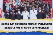HUJAN TAK SURUTKAN KHIDMAT PENURUNAN BENDERA HUT RI KE-80 DI PRABUMULIH