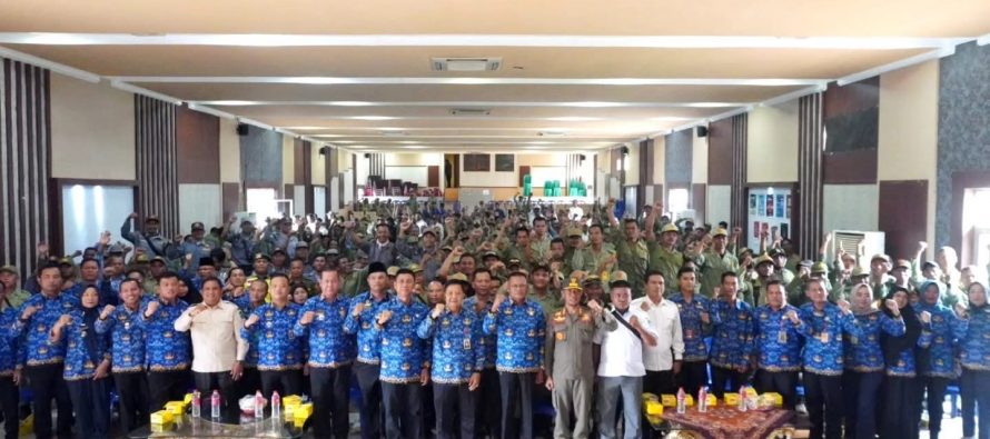 Wali Kota Prabumulih H.Arlan memberikan honor kepada anggota Linmas