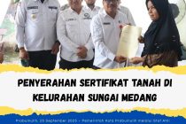 PENYERAHAN SERTIFIKAT TANAH DI KELURAHAN SUNGAI MEDANG