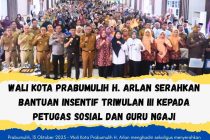 Wali Kota Prabumulih H. Arlan Serahkan Bantuan Insentif Triwulan III kepada Petugas Sosial dan Guru Ngaji