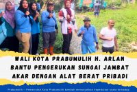Wali Kota Prabumulih H. Arlan Bantu Pengerukan Sungai Jambat Akar dengan Alat Berat Pribadi