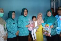 Ketua TP-PKK Ibu Hj Linda Apriana Arlan Kunjungi Balita Stunting di Kelurahan Sukajadi