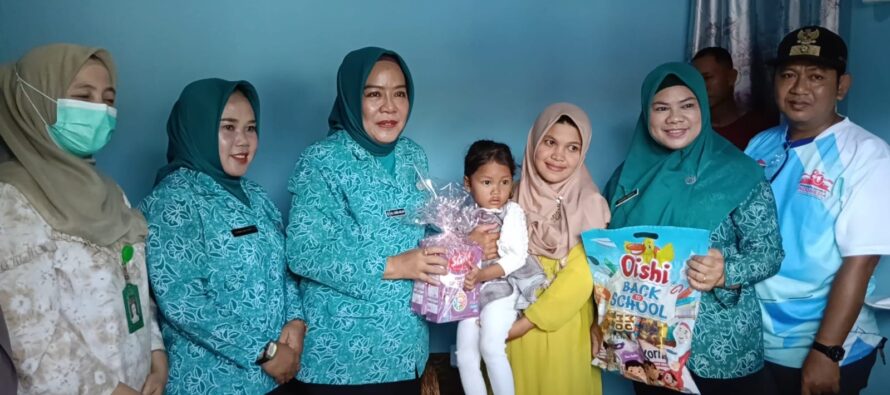 Ketua TP-PKK Ibu Hj Linda Apriana Arlan Kunjungi Balita Stunting di Kelurahan Sukajadi