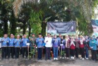 WALIKOTA PRABUMULIH TANAM POHON DAN BAGIKAN RIBUAN BIBIT DALAM PERINGATAN HARI LINGKUNGAN HIDUP SEDUNIA 2026