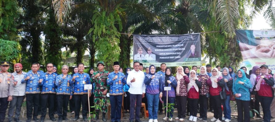 WALIKOTA PRABUMULIH TANAM POHON DAN BAGIKAN RIBUAN BIBIT DALAM PERINGATAN HARI LINGKUNGAN HIDUP SEDUNIA 2026