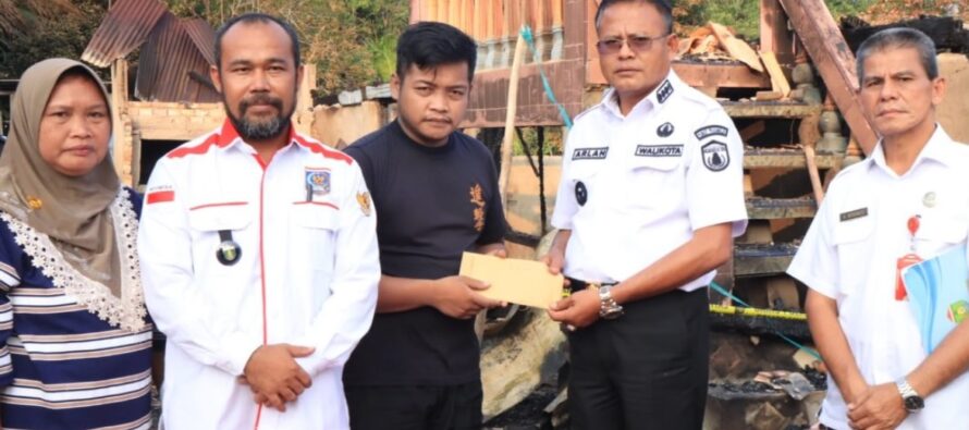 Wali Kota Prabumulih Tinjau Korban Kebakaran, Serahkan Bantuan Dan Berikan Dukungan Langsung
