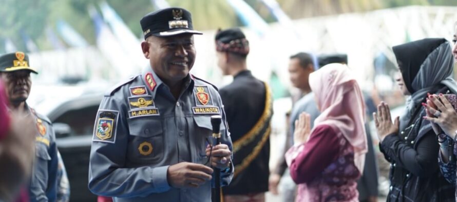 Wi Kota Prabumulih Hadiri Apel Akbar Satlinmas dan Pelantikan Aslinmas Se-Indonesia Di Palembang