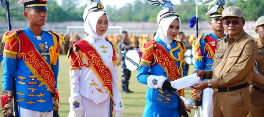 Wali Kota Prabumulih Pimpin Apel Bulanan, Serahkan Piala Bergilir Kemenpora RI Kepada Drumband Canka Adhiswara SMAN 6 Prabumulih