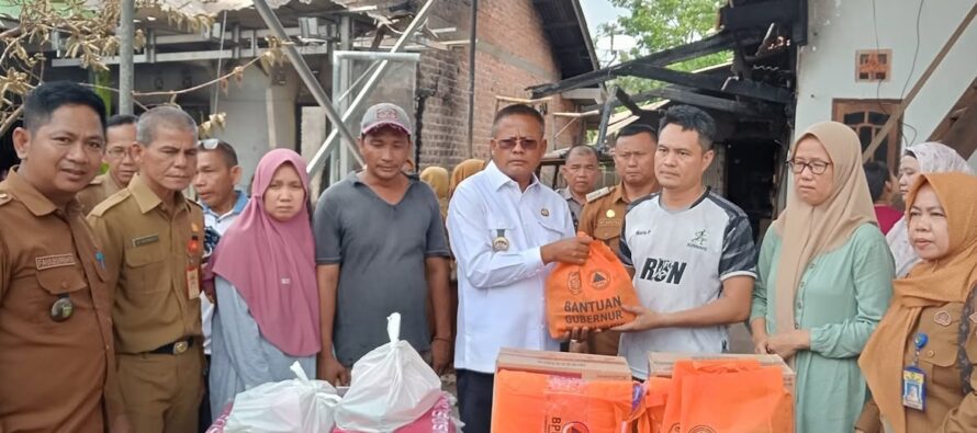 Wali Kota Prabumulih Tinjau Korban Kebakaran Di Talang Sako, Salurkan Bantuan Langsung